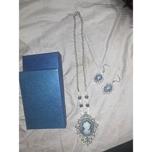 NIB- Beautiful Gray Cameo set with faux pearls & clear crystals - Picture 8 of 8